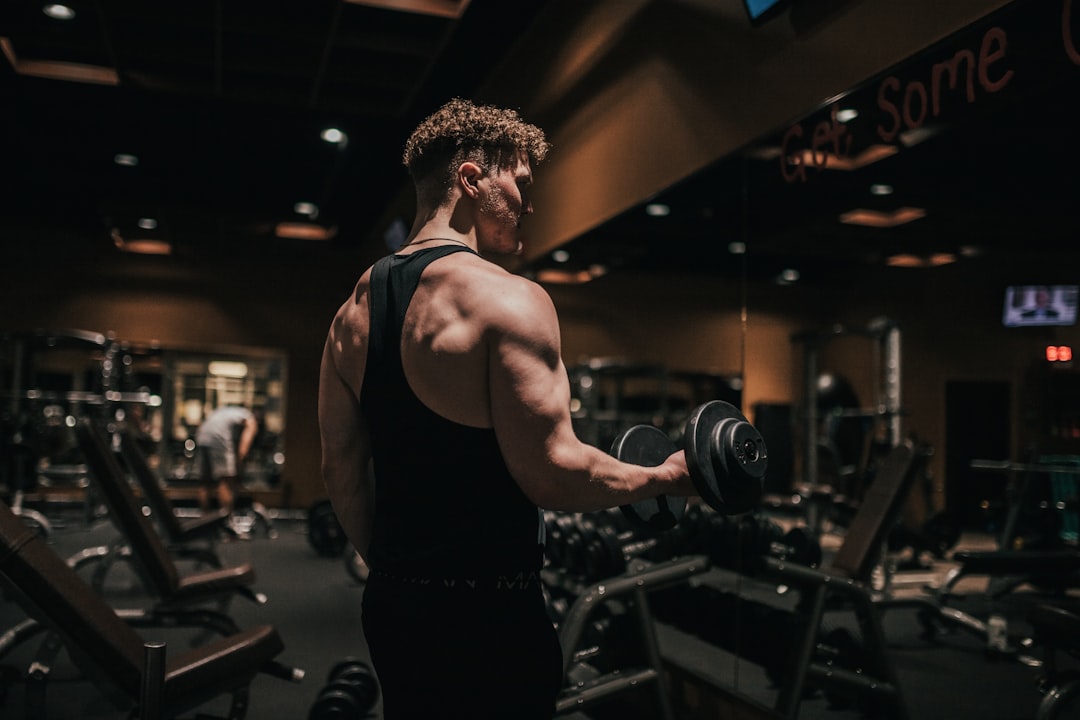 Controlled lifting with dumbbells